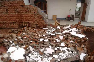 काशीपुर: सरकारी अस्पताल की दीवार ढही, चपेट में आकर युवक गंभीर