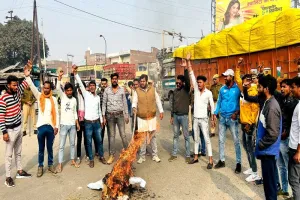 मुरादाबाद : गो-हत्या पर भड़के बजरंग दल के कार्यकर्ता, पुतला फूंका