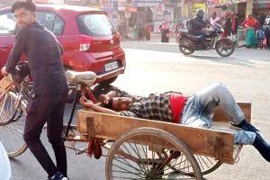 लखनऊ में नहीं मिली एम्बुलेंस घायल को ठेलिया पर लादकर अस्पताल ले गया भाई