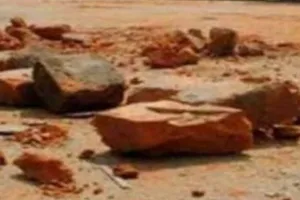 Hamirpur में अवैध कब्जा हटवाने गई पुलिस और राजस्व टीम पर पथराव, लेखपाल ने दर्ज कराई रिपोर्ट