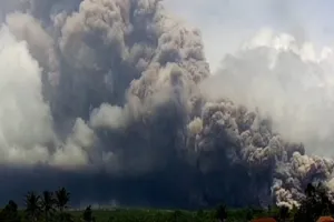 इंडोनेशिया का सबसे ऊंचा ज्वालामुखी माउंट सेमेरू फटा, बहते लावा से पुल क्षतिग्रस्त 