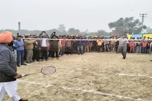रामपुर : राज्यमंत्री और जिलाधिकारी ने खेला बैडमिंटन, मिनी स्टेडियम और पंचायत घर का किया लोकार्पण