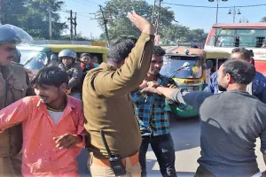 मुरादाबाद : पुलिस चौकी के सामने सरेराह मारपीट से अफरा-तफरी