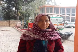 मुरादाबाद: कोविशील्ड वैक्सीन उपलब्ध न होने से निराश लौट रहे लोग