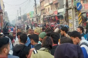 संभल: छात्रा ने घर जाने से किया इंकार तो भाई ट्रक के आगे लेटा