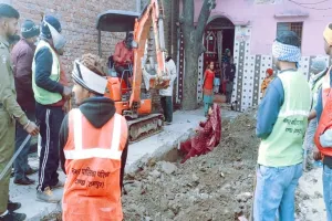 रामपुर : अतिक्रमण हटाने पहुंची नगर पालिका की टीम पर पथराव