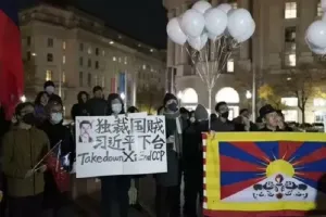 'कोई तानाशाही नहीं, कोई सेंसरशिप नहीं', अमेरिका में चीनी प्रदर्शन की गूंज... व्हाइट हाउस के पास लगाए नारे 