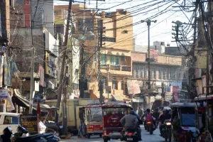 मुरादाबाद: बाजारों में झूलते तार बन रहे हादसों का कारण