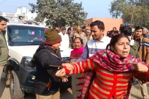 संभल : रायसत्ती तीर्थ पर भूमि कब्जामुक्त कराने पर हंगामा, महिला ने रोकी एसडीएम की गाड़ी