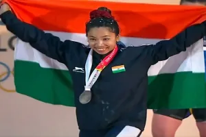 मीराबाई चानू ने रचा इतिहास, हाथ में चोट के बावजूद विश्व चैंपियनशिप में जीता रजत पदक 