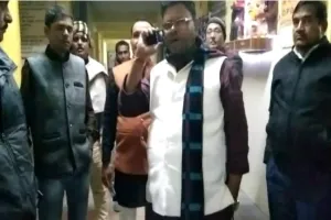 शर्मानाक! बछरावां सीएचसी पर तैनात स्टाफ नर्स ने पैसा न देने पर प्रसूता के साथ की मारपीट, जानें वजह 