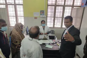 अयोध्या: मंडलायुक्त ने जिला अस्पताल पहुंच जाना स्वास्थ्य सुविधाओं का हाल, वार्ड में मरीजों से पूछा कुशल क्षेम