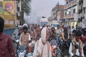 रायबरेली: रेलवे फाटक बंद होने से फंसे वाहन, लगा लंबा जाम