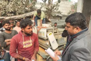 जौनपुर: समाधान दिवस पर पहुंचे डीएम, धान क्रय केंद्र का भी किया निरीक्षण.. गाय को गुड़ खिलाकर पहनाया माला