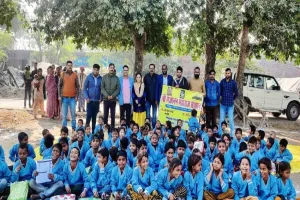 अयोध्या: खाकी वाले गुरुजी के स्कूल में बच्चों को बांटे गए स्वेटर