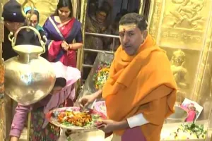 वाराणसी: केंद्रीय स्वास्थ्य मंत्री मनसुख मंडाविया ने काशी विश्वनाथ मंदिर में की पूजा-अर्चना 