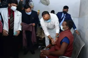Balrampur Hospital में मॉक ड्रिल का जायजा लेने पहुंचे ब्रजेश पाठक, ठंड से ठिठुर रहे मरीज को पहनाई अपनी जैकेट