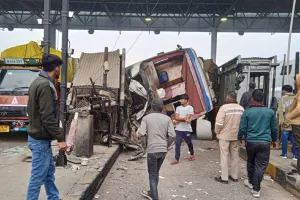 अयोध्या: डबल डेकर बस रौनाही टोल बूथ पर पलटी, 15 घायल, आरटीओ को देख भागने में हुआ हादसा