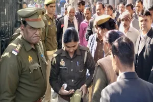 संभल : अदालत से भाग रही महिला ने दो पुलिसकर्मियों को काटकर किया घायल,  हड़कंप 