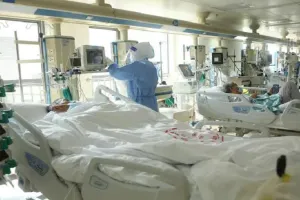 चीन में लगातार बढ़ रहे कोविड-19 के मामले, अस्पतालों में बढ़ाई आईसीयू की संख्या 