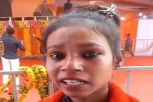 सीएम की रैली में रोते हुए छात्रा, बोली- बहुत अच्छे हैं योगी, पर मेरी बस्ती की गंदगी देख लें आकर