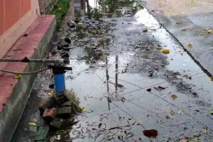 Kanpur News : कैसे होगा विकास जब पड़े हैं सीवर चोक, सेंट्रल के कैंट साईड में ओवरफ्लो होने से जलभराव