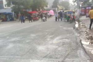 Kanpur News : कर्रही की जर्जर रोड रातों-रात बनाई, टूटी सड़क मे गिरकर वाहन सवार होते थे चुटहिल