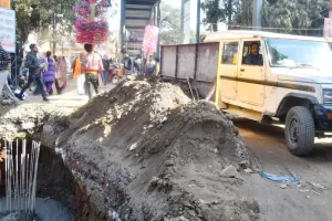 बरेली: अस्पताल गेट पर बन रहे पिलर, मुश्किलों से घिरे मरीज और दिव्यांग