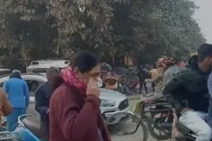 बरेली: एसपी सिटी ऑफिस के सामने दिनदहाड़े लूट, बदमाश ई- रिक्शा में बैठी महिला का पर्स लूटकर हुए फरार