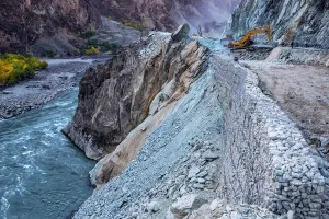 गरमपानी:  दरकता पहाड़ व बदलता नदी का रूख भविष्य के लिए बड़े खतरे का संकेत