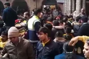 मथुरा: बांके बिहारी के दर्शनों के साथ नए साल की शुरुआत को आतुर श्रद्धालु