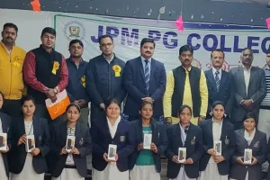 बरेली: जेपीएम में छात्रों को वितरित किए टेबलेट और स्मार्टफोन