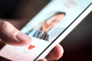 डेटिंग ऐप के माध्यम से लोगों को ठगने के आरोप में एक महिला समेत दो गिरफ्तार