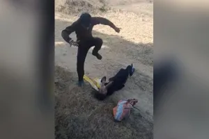 प्रेमिका को पीटना पड़ गया भारी, पुलिस ने तोड़ा घर और कर दिया लाइसेंस निरस्त