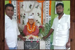 कभी देखा है ऐसा प्रेम! पिता के निधन के बाद बेटे ने घर में ही बनवाया मंदिर, 11 सालों से रोज करते हैं पूजा