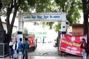 लखनऊ: मध्यांचल विद्युत वितरण निगम के कर्मचारियों का धरना, 20 सूत्रीय मांगों को लेकर निदेशक से लगाई गुहार