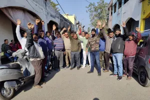 हल्द्वानी: टीपी नगर व्यवसाइयों ने गौला डंपर स्वामियों के समर्थन में किया प्रदर्शन