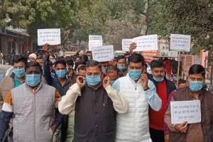 वाराणसी: आभूषण कारोबारियों का मौन प्रदर्शन, कहा- आपराधिक घटनाएं खोलो या कुर्सी छोड़ो