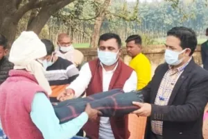 जौनपुर: उप जिलाधिकारी ने जरूरतमंदों को वितरित किया कंबल