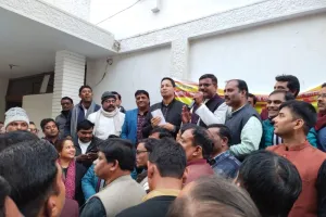 अयोध्या: एनपीएस के विरोध में शिक्षकों ने किया पैदल मार्च, बीएसए को सौंपा ज्ञापन 