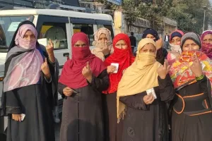 रामपुर: मुस्लिम बाहुल्य क्षेत्रों में सख्ती के चलते बहुत कम पड़े वोट, मतदाताओं की पुलिस से नोकझोंक, कई स्थानों पर पुलिस ने चलाई लाठी