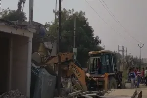 फतेहपुर : अवैध अतिक्रमण पर चला प्रशासन का बुलडोजर