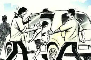 आगरा : फर्जी इंस्पेक्टर ने स्कूल वैन रुकवाकर छात्र को अगवा करने की कोशिश, ग्रामीणों ने दबोचा