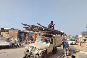 अयोध्या : नए साल पर बढ़ेंगे श्रद्धालु, रामपथ पर लग रहे अस्थायी खंभे