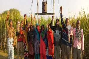 बहराइच : 15 सौ रुपए दो तब बदलें जला ट्रांसफार्मर, गुस्सा ग्रामीणों ने किया प्रदर्शन