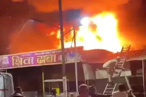 आगरा : कबाड़ गोदाम में भीषण आग, लाखों का सामान जलकर राख