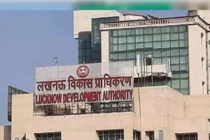 लखनऊ : एलडीए के खिलाफ फूटा गुस्सा, जलाया पुतला