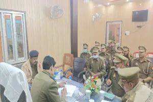 बाराबंकी:  एसपी ने देर रात थानों का किया निरीक्षण