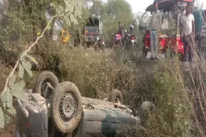 रायबरेली :  खड्ड में पलटी श्रद्धालुओं से भरी कार, आधा दर्जन घायल