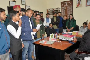 नैनीताल: छात्रसंघ चुनाव कराने को छात्रों ने कुलसचिव को घेरा
